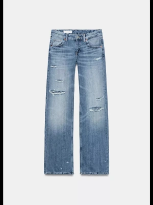 Blå slitna raka jeans från Zara - storlek 32.Säljer ett par blå raka jeans från Zara med slitna detaljer och hål på benen. Jeansen har klassisk femficksdesign, normal midja och är tillverkade i denim. Perfekta för en avslappnad och trendig look.