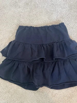 Mörkblå volangkjol från Mango - Supersöt mörkblå kortkjol från Mango med dubbla volanger och inbyggda shorts. Tillverkad i lite tjockare, mjukt bomullstyg.💕