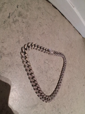 Silverfärgat Halsband  - Helt nytt silverfärgat halsband jätte snyggt och glittrigt. Har ni funderingar eller är sugen.