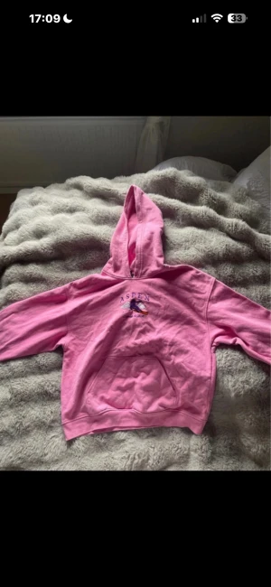 Rosa Aspen hoodie med brodyr - Säljer en rosa hoodie köpt på Vinted!