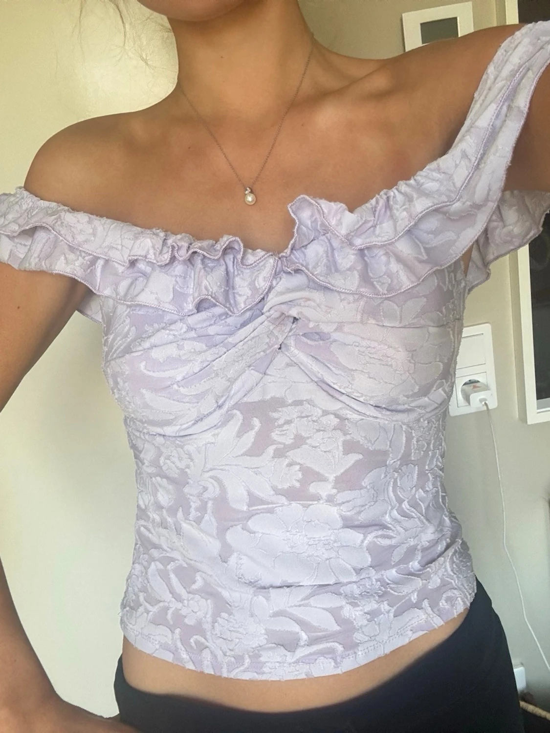 Ljuslila offshoulder topp med volang - 1