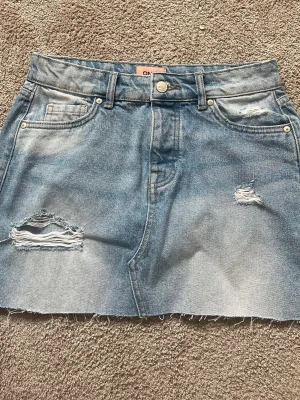 snygg jeanskjol  - Säljer nu den här superfina jeanskjolen från only i storlek 34. Den är nästan aldrig använd och är i fint skick.❣️