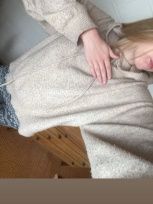Beige mysig hoodie med huva - Stolek s men e lite oversised