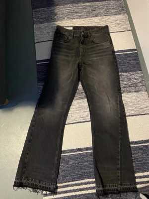 Zara Flared Jeans - Feta flared jeans från zara aldrig använda.