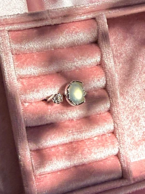 Handgjord Ring med Vit Opal - Handgjord ring i stainless steel och vit opal, justerbar storlek, allergivänlig, vattentålig och färgar inte av sig! 🫶🏼🌊☀️ 