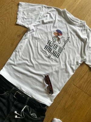 Vintage T-shirt från 2008 - Säljer denna riktigt snygga T-shirt från år 2008 Storlek: L men passar M om man föredrar lite större passform🙌 Skick: 9/10 🔥  💬Skriv vid frågor! 💸 Pris kan diskuteras vid snabb affär! 📦 Skickas snabbt!