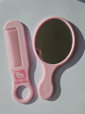 Hello kitty spegel och kam - Söt liten Hello Kitty spegel med en matchande kam, perfekt att ta med sig i väskan.