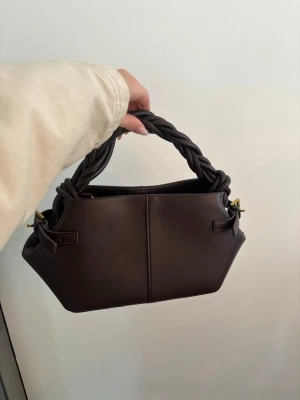 Gina Tricot väska - Slutsåld brun väska från Gina Tricot. Använd max 2 gånger.