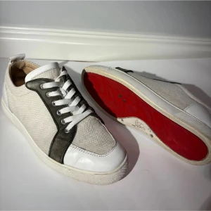 Vita Louboutins - Tjena säljer dessa äkta loubs köpta från Lux Resell som har väldigt bra trovärdighet/äkthet. Du får också med dig bevis för det. Dem är lite smutsigare nu men det kan man tvätta av.