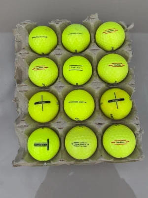 Limegrön mix! A-B klass! 12-pack - Här får du ett dussin golfbollar i inte bara toppskick utan syns när det mörknar, ger färg till din bag och några av marknadens bästa bollar till kanonpris!