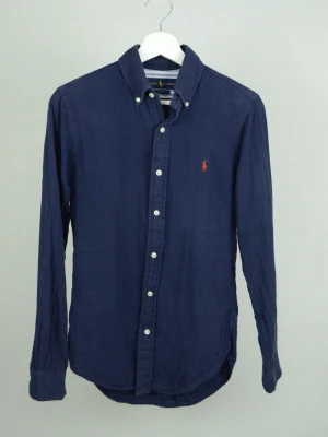 Ralph Lauren skjorta  - POLO RALPH LAUREN SKJORTA Storlek : XS Passform : Normal Användning : Skjortan är i ett väldigt fint skick utan defekter. Washtag avklippt. Nypris : Cirka 1800SEK