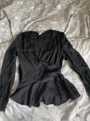 Blus - En jättesöt  blus ifrån h&m som tyvärr inte passade mig.  I gott skick.   Pris är diskuterbart