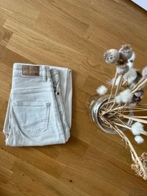 Beiga jeans från 157 Lane - Snygga beiga jeans från 157 Lane med klassisk femficksdesign och raka ben. Jeansen är tillverkade i ett mjukt bomullstyg och har en stilren look som passar till det mesta. Perfekta för dig som gillar en clean och enkel stil.