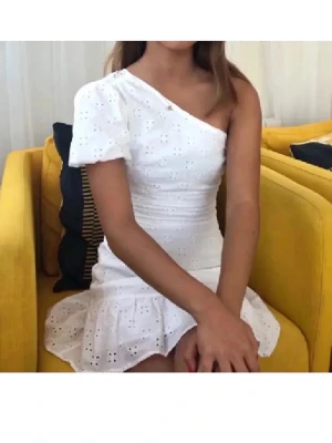 Vit oneshoulder klänning med volang - Såå fin klänning i storlek S💖💖
