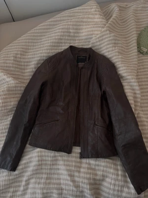 Brun skinnjacka - JAG ÄLSKAR DEN HÄRRR men den har blivit för liten. den är så cool och snygg. köpt secondhand och haft den i några år, väl använd men fortfarande mycket gott skick