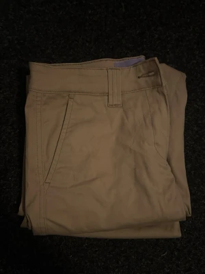 Beige cargobyxa från JJXX - Använda en gång så är i bra skick. Nypris 499kr Det är två större fickor på sidan av lårna/knäna. Du betalar frakten.                                                                       Det är bara att höra av sig om du har funderingar🤗