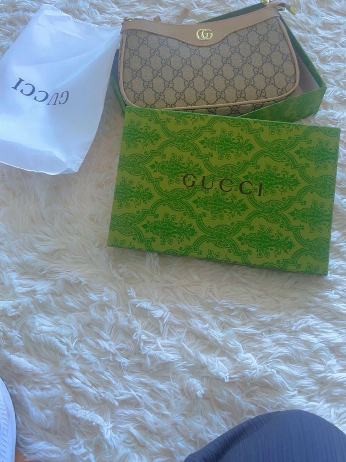 Gucci beige monogram axelremsväska
