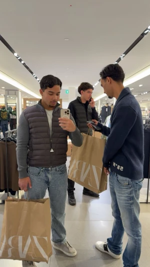 Moncler cardigan  - Moncler cardigan i grå/helt nytt skick! Skickas samma dag o för frågor osv kom privat:) kan även gå ner i pris vid snabb affär!
