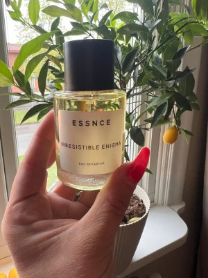 Essnce Irresistible Enigma parfym - Parfym från Essnce med doften Irresistible Enigma. Enbart testad