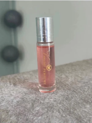 Venom Perfume parfym med silverlock - Endast testad. Säljer en parfym från venom Perfume i en smidig glasflaska med silverfärgat lock. Parfymen har en rosa ton och flaskan är liten och enkel att ta med i väskan. Perfekt för dig som gillar fräscha och eleganta dofter.