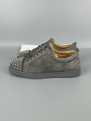 Gråa Louboutin Skor Med Silverfärgade Spikar - • The shoes have been gently used and are in very good condition  • Size: 41 (fits 41.5–42)  • Color: Grey  • Retail price: 9500 SEK / 795€  • Dustbag included
