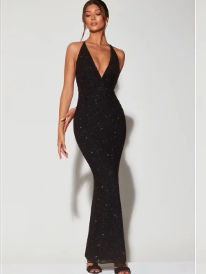 Oh Polly ”Verona” Black Dress - Oh Polly ”Verona” Black Dress från ”www.OhPolly.com”. Storlek ”UK 6 US 2”. Passar som en XS. Aldrig använd utomhus. Köpt den 2026-05-03 (Kan skicka orderbekräftelse/Kvitto)  Ny pris: €126,95 (Ca 1.400 kr), men sedan tillkommer även frakt från Storbritannien och Moms/Tullavgifter.   Länk till klänningen: https://www.ohpolly.com/products/verona-ruched-halter-gown-maxi-dress-black?srsltid=AfmBOooGk9zSOVEpIsnDDjmdIL8F0HJhvhghD0uG4d1PwlK6vdroIBiz 