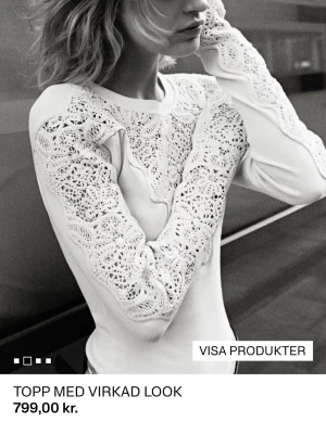 Tröja med spets H&M Edition - Superfin beige långärmad tröja från  H&M Edition med spetsdetaljer över bröstet och längs ärmarna. Nypris på HM 799kr 