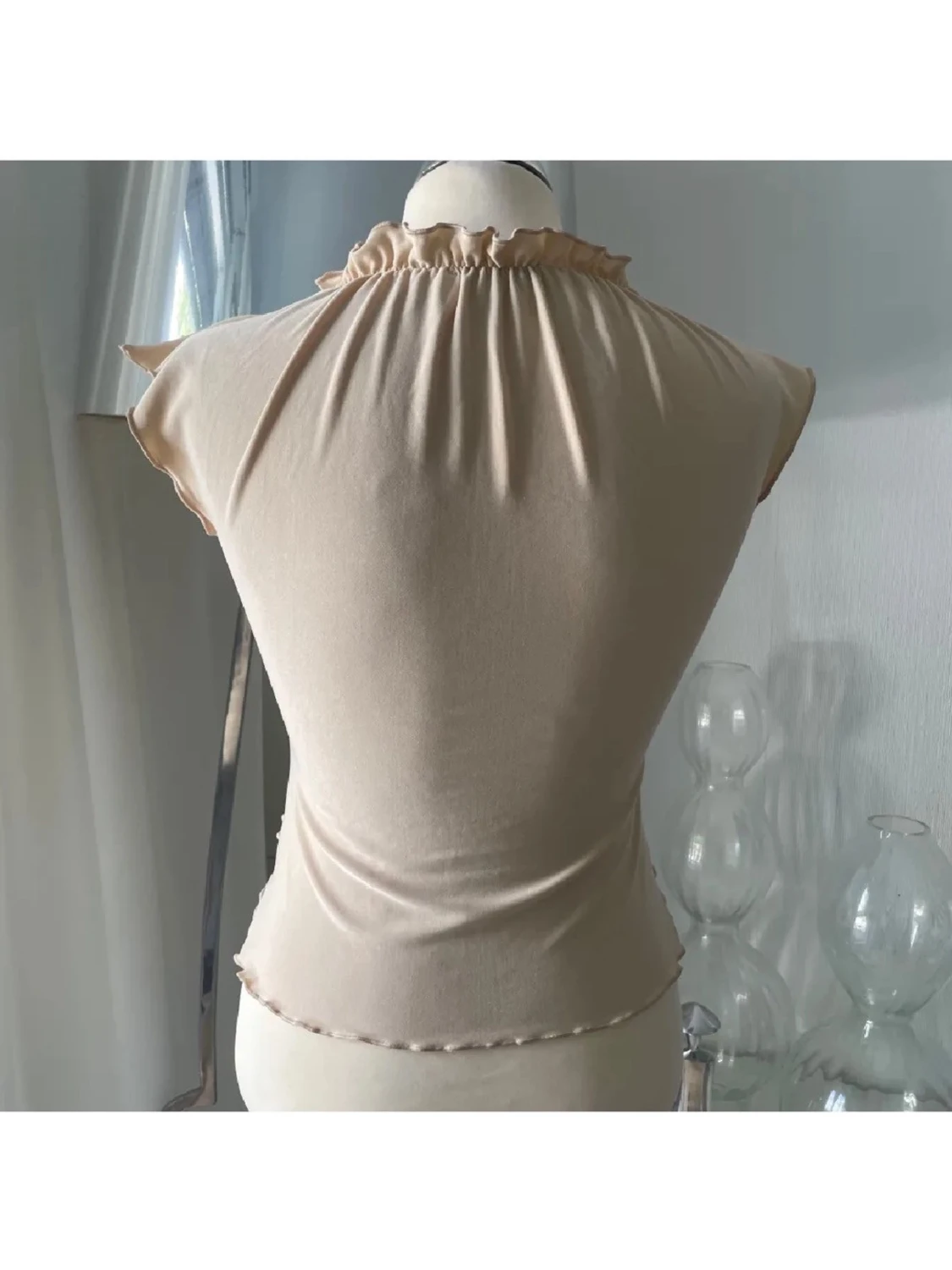 Beige omlottopp med volangdetaljer - 2