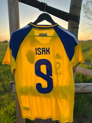 Sverige landslagströja VM 2026 Isak #9 -strl M - Gul och blå Sverige fotbollströja från Adidas med Isak och nummer 9 på ryggen. Tröjan har korta ärmar, broderad landslagssköld och klassiska Adidas-ränder på axlarna. Storlek M. Snygg fit och bra skick. 
