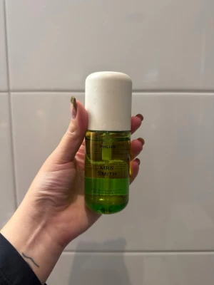 Phlur Mrs. Smith parfym 90ml - Fräsch parfym från Phlur i doften Mrs. Smith. Noter av äpple, paron, vattenmelon, praline, och musk. Perfekt till dig som gillar fräscha och fruktiga dofter, verkligen perfekt till sommaren! Knappt använt! 🍏🍏