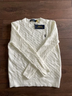 Vit Polo Ralph Lauren tröja - Vit Polo Ralph Lauren tröja.                            Klassisk och stilren design i mjukt material.                Storlek M. Helt ny utan någon användning. Säljer för att den inte passade. Skriv vid frågor eller fler bilder‼️