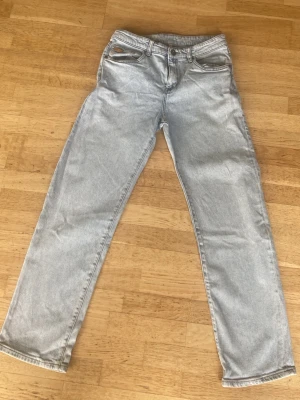 Ljusblå baggy/loose jeans - Säljer ett par ljusblå jeans med baggy/loose passform. Slitningar på framsidan under fickorna.