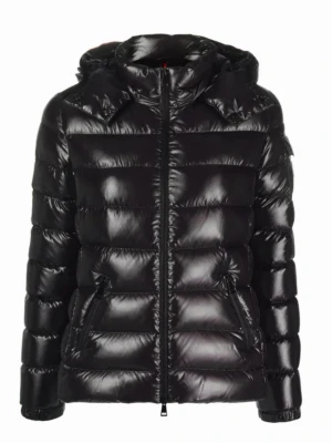 Svart pufferjacka från Moncler - Pris kan diskuteras vid snabbt köp! Snygg svart pufferjacka från Moncler. Jackan har två fickor med dragkedja och Moncler-loggan på ärmen. Den är i fint skick och har använts varsamt. Det är slitage från använding därav priset. Nypris: 17999kr 