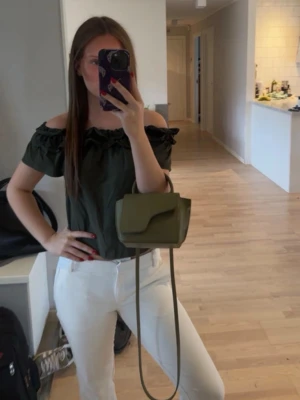 Grön offshoulder blus med volang - Super gullig offshoulder tröja från H&M