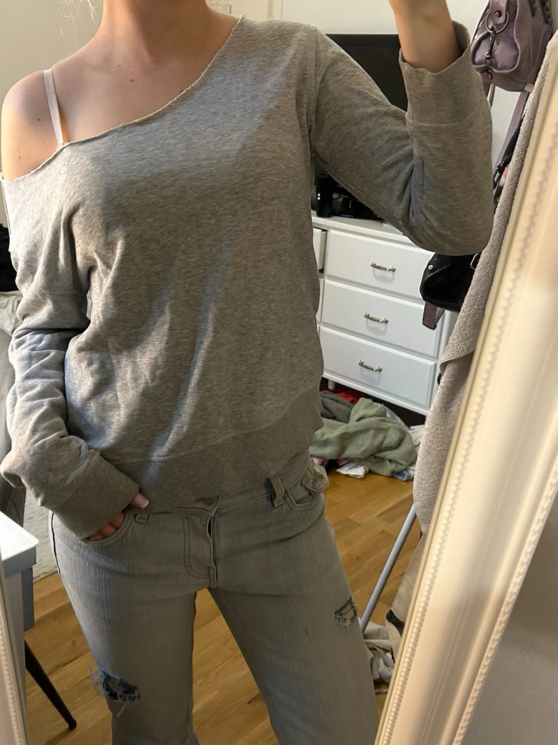 Grå off-shoulder sweatshirt