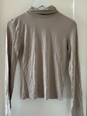 Beige tröja  - Beige tröja aldrig använd, storlek S. Prislapp är kvar