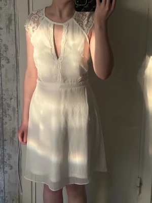 Vit klänning - Passar perfekt till studenten/skolavslutningen! Inga fläckar eller defekter, endast använd en gång 🌸köpare står för frakt!
