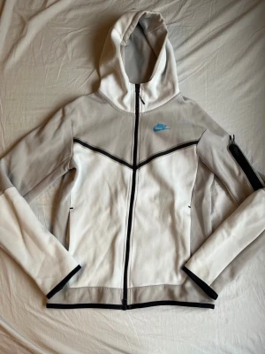 Nike Tech Fleece hoodie vit/grå - Säljer nu denna unika tech fleece hoodie av Nike! Den är i storlek Xs men sitter som S. Hör av dig vid funderingar!