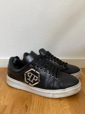 Svarta Philipp Plein skor - Svarta Philipp Plein sneakers i läder. Bra skick med normalt slitage enligt bilder. Köpta på farfetch för längesen. 