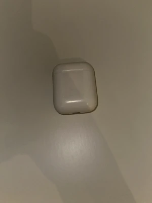 Apple AirPods med laddningsetui - Säljer ett apple laddningsetuiet. För gen1 AirPods har tappat bort AirPodsen men laddningsetuiet fungerar perfekt 