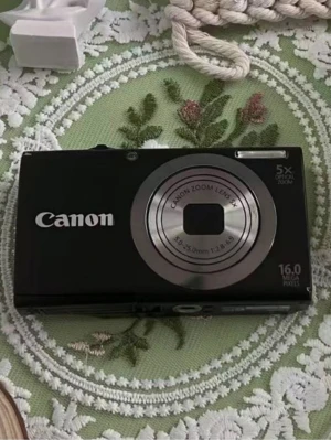 Canon svart digitalkamera 16MP - Snygg svart digitalkamera från Canon med 16 megapixlar och 5x optisk zoom. Kameran har en stor display på baksidan och smidiga knappar för enkel navigering. Perfekt för att ta skarpa bilder och videos. Kompakt design i plast och metall. skrapa finns i baksidan men inget som påverkar bildkvalitén. 