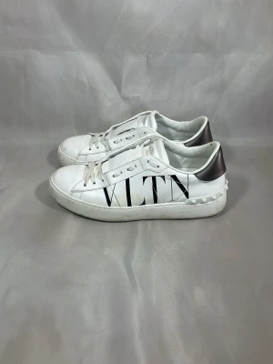 Vita Valentino VLTN sneakers - Snygga vita sneakers från Valentino. Har en liten fläck vid VLTN syns i bilden. Storlek 39