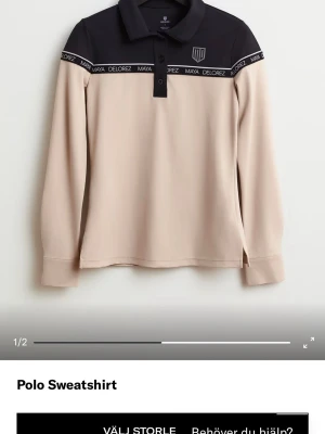 Beige långärmad tröja Maya Delorez - Snygg beige långärmad sporttröja från Maya Delorez. Tillverkad i stretchigt funktionsmaterial, perfekt för träning eller ridning. Små fläckar och lite sliten på ett ställe som inte syns på långt håll. Original pris 699. Storlek L.