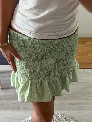 Kjol - Kort grön kjol från Nelly. Inga defekter!💕