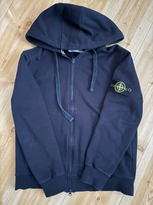  hoodie från Stone Island - Är storlek L. Men passar både M och L. Väldigt få gånger använt.