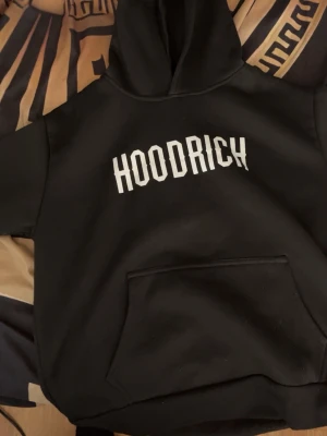 Svart HOODRICH - Säljer en Hoodrich hoodie svart, storlek M