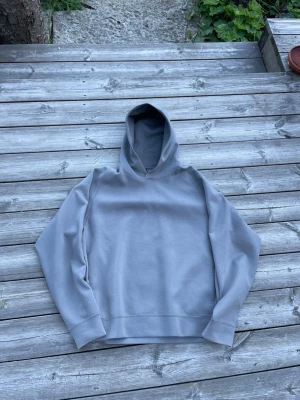 Grå basic hoodie utan tryck - Dry fit Uniqlo hoodie.
