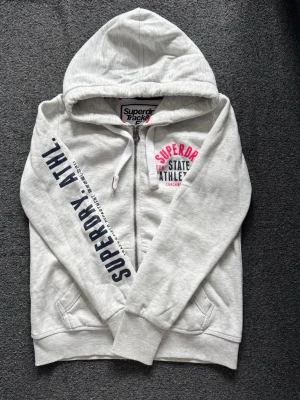 Zip - Skit snygg 2000s zip <3 skulle säga storlek M eller jag kan ha den och brukar ha S 💋