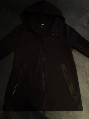 Nike X Barca Teech Fleece - Zip hoodie, okej skick använd ex antal gånger! Storkek S