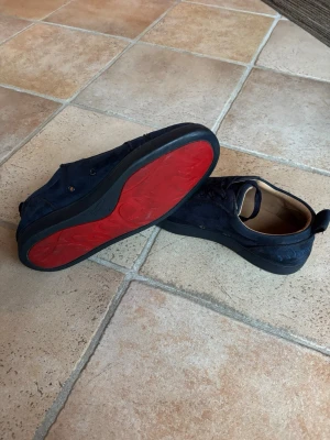 Cristian Louboutin (41) sänkt från 1499 till 899!! - Riktigt sköna sommarskor av marinblå mocka och den klassiska blod röda sulan. Storleken är 41 och skorna är bra storlek. Köp medans rabatten den håller inte länge!